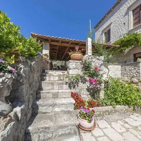 Vila Gradi *